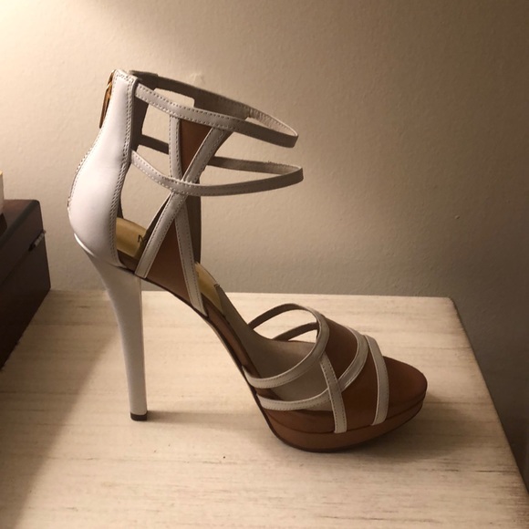 Michael Kors tan/white pump BARELY WORN - Picture 2 of 5